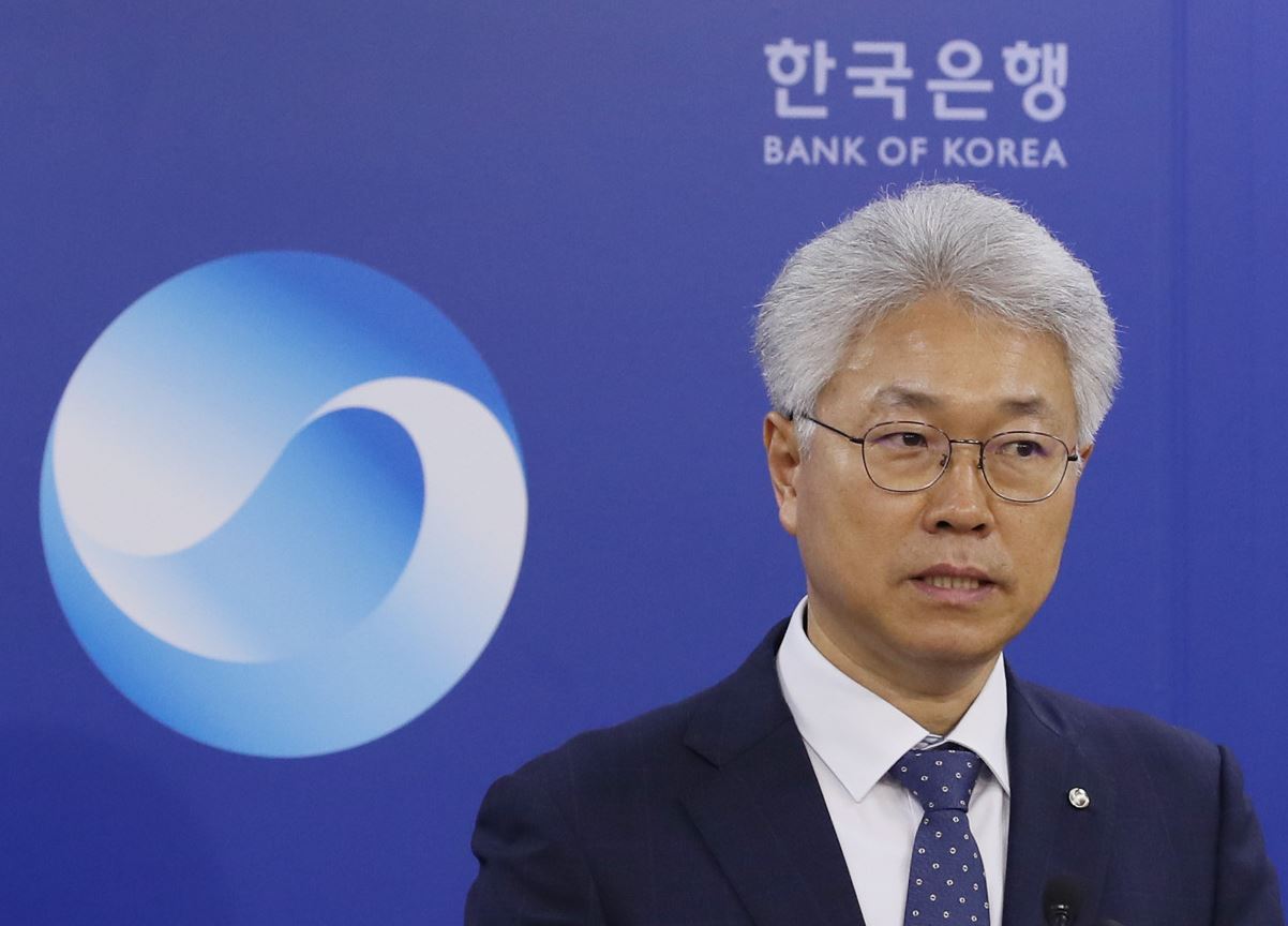 Park Yang-su, chief of the BOK’s economic statistics department, speaks in a press briefing. (Yonhap)
