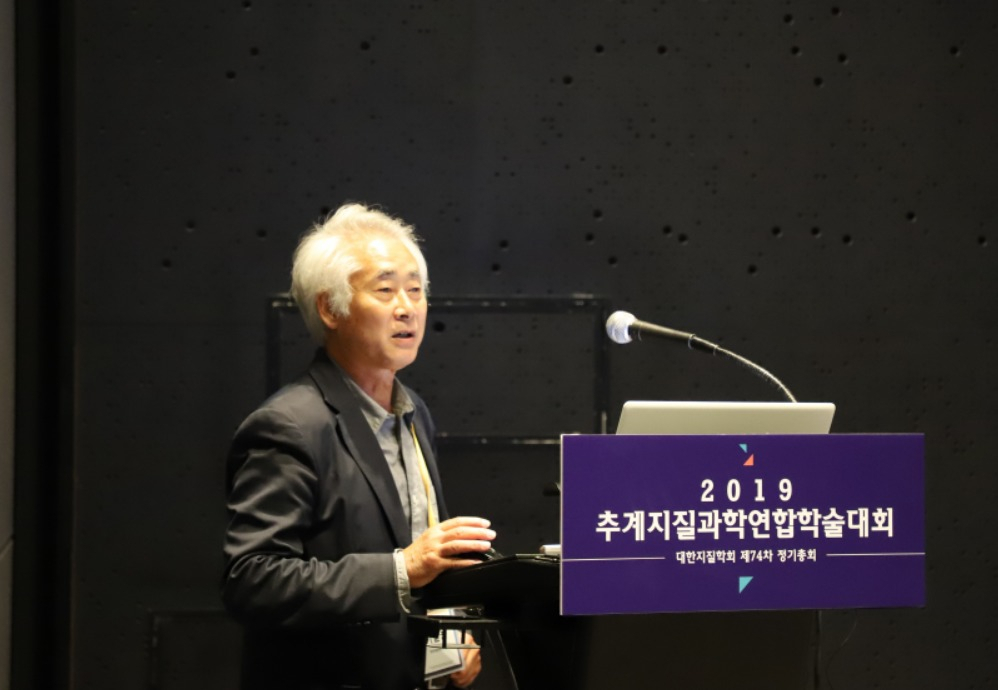 23일 제주라마다프라자호텔에서 열린 2019 추계지질과학연합학술대회 특별세션에서 지질자원연 이길용 박사가 '지하수 라돈의 측정 및 저감'이라는 주제로 발표하고 있다.[한국지질자원연구원 제공]