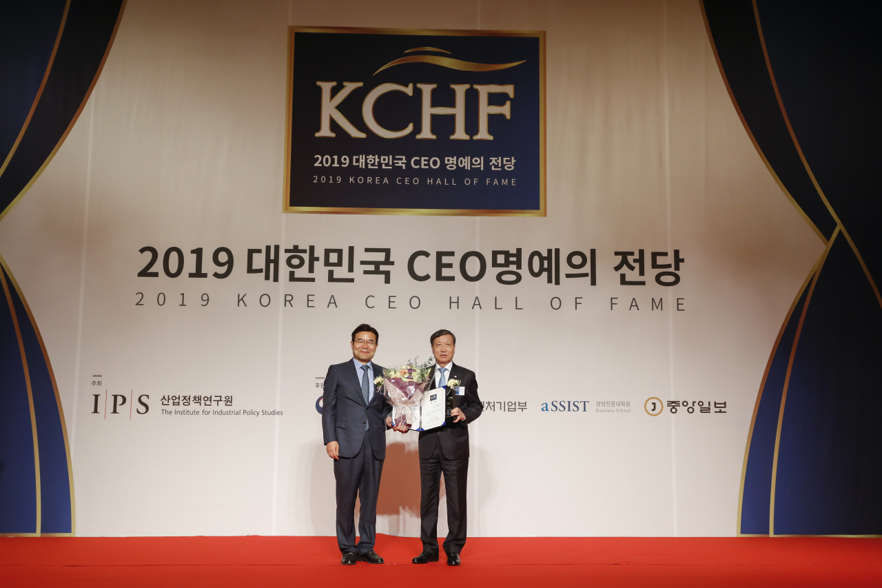 한전원자력연료 정상봉 사장(오른쪽)이 기념패와 상장을 수여받고 기념촬영을 하고 있다.[한전원자력연료 제공]
