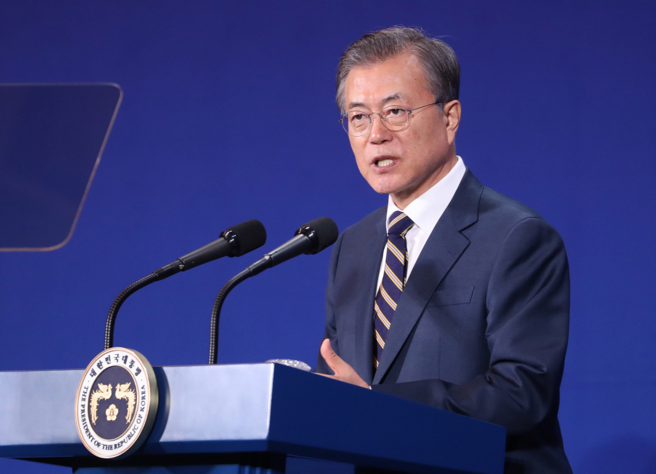 문재인 대통령이 24일 오후 전북 군산 명신 공장에서 열린 '군산형 일자리 상생협약식'에서 인사말을 하고 있다.[연합]