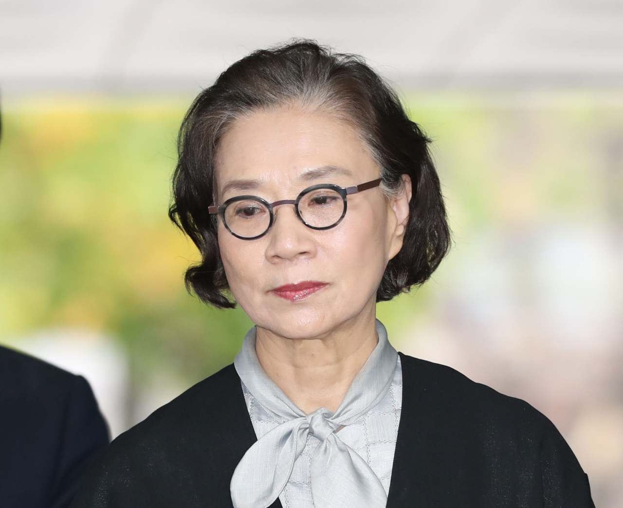 필리핀 가사도우미를 불법 고용한 혐의로 1심에서 징역형의 집행유예를 선고받은 고 조양호 한진그룹 회장의 부인 이명희가 24일 오후 서울 서초구 서울중앙지법에서 열린 2심 결심 공판에 출석하고 있다. [연합]