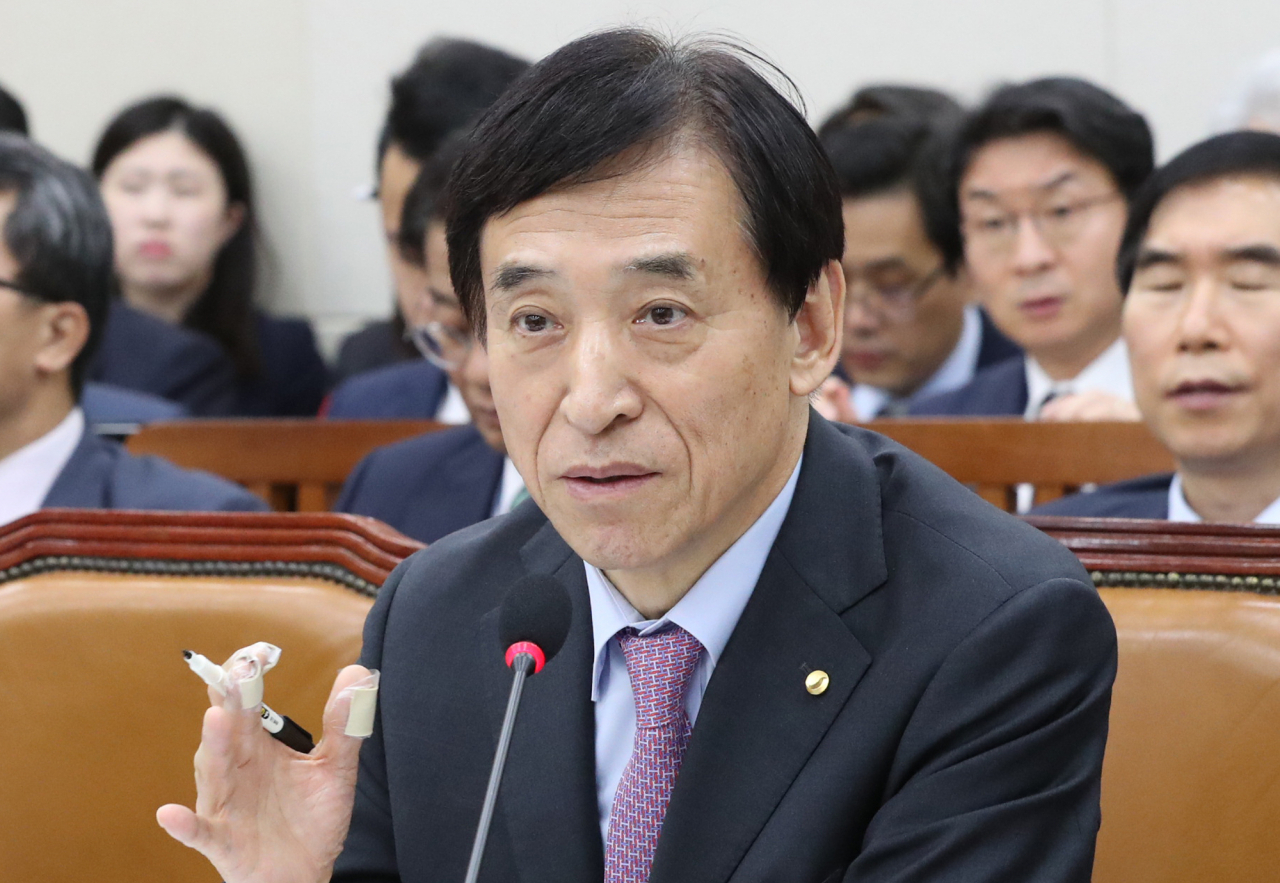 이주열 한국은행 총재가 24일 오전 국회에서 열린 기재위 국감에 출석해 있다. 이 총재는 오른손 일부 손가락에 화상을 입어 반창고를 붙이고 국감에 출석했다. [연합]