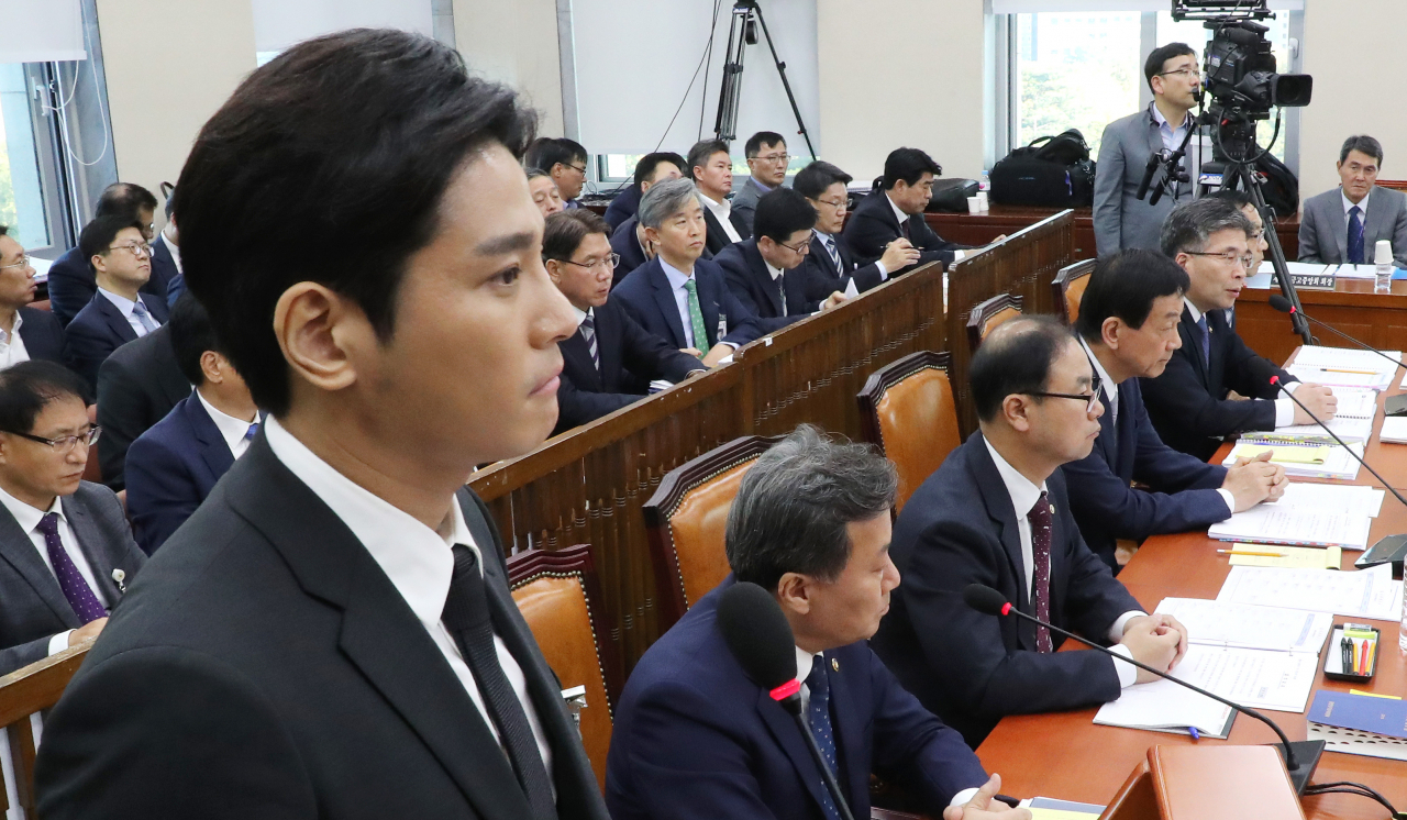 24일 오후 국회에서 열린 행정안전위원회의 행정안전부, 중앙선거관리위원회, 인사혁신처, 경찰청, 소방청 등의 종합국정감사에서 클럽 '버닝썬' 사태를 촉발한 김상교(왼쪽) 씨가 참고인으로 출석해 무소속 이언주 의원과 민갑룡 경찰청장의 질의답변을 경청하고 있다. [연합]