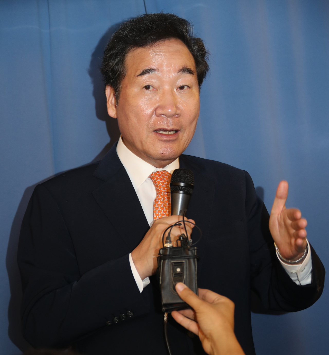 이낙연 국무총리가 24일 오후 일본 방문을 마치고 귀국하는 대통령 전용기에서 기자간담회를 하며 소감을 밝히고 있다. 연합뉴스