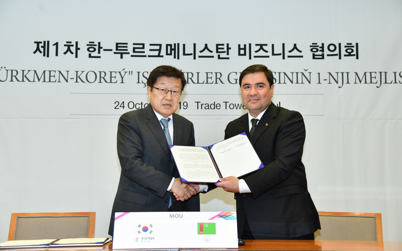 한국무역협회 김영주 회장(왼쪽)과 투르크 상의 도브레트겔디 제레포프 회장이 협의회의 정기적인 운영을 위한 상호 협력 업무협약을 체결한 후 악수를 나누고 있다. [무협 제공]