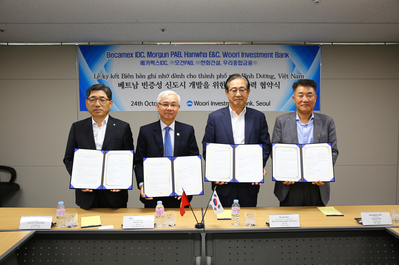 24일 서울 중구 우리금융남산타워에서 열린 베트남 빈증신도시 개발사업을 위한 상호협력 양해각서 체결식을 에서 김효진 한화건설 부사장(오른쪽 두번째) 등이 기념사진을 촬영하고 있다. [한화건설 제공]
