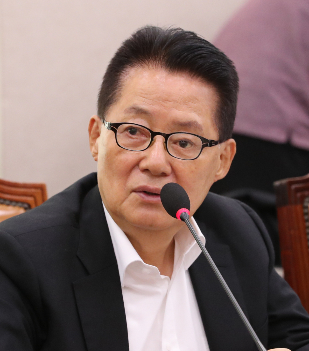 15일 국회에서 열린 법제사법위원회 국정감사에서 대안신당 박지원 의원이 김오수 법무부 차관에게 질의하고 있다. 연합뉴스
