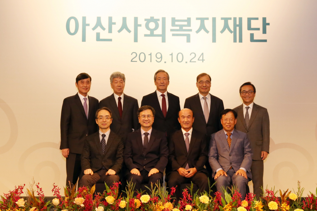 〈사진설명 : (뒷줄 왼쪽부터) 김형국 금강아산병원장, 이승규 아산의료원장, 정몽준 아산재단 이사장, 이택종 홍천아산병원장, 이상도 서울아산병원장 (아랫줄 왼쪽부터) 서재석 정읍아산병원장, 최종수 보령아산병원장, 하현권 강릉아산병원장, 김중렬 보성아산병원장/아산재단 제공〉