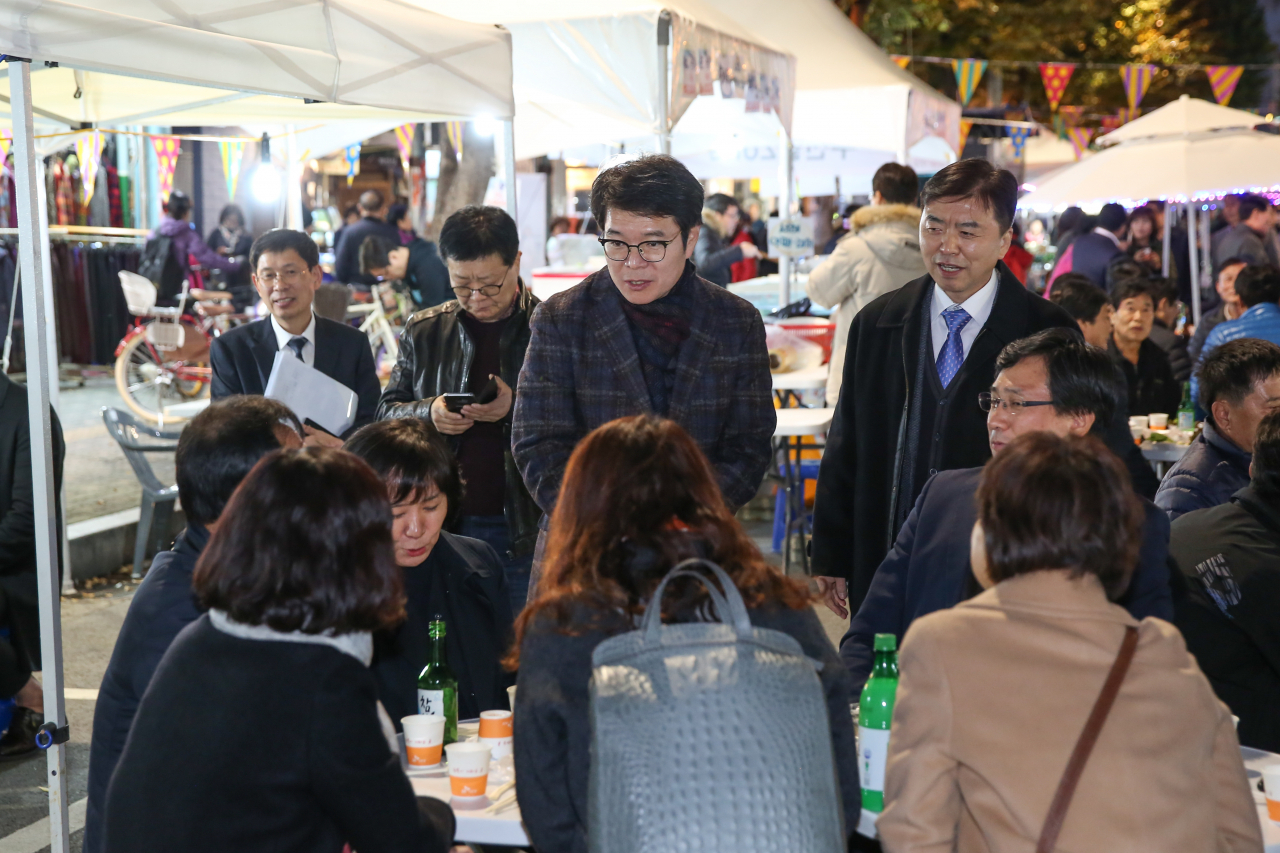 지난해 뚝도시장 축제에 참여해 주민들과 함께하는 정원오 구청장. [성동구 제공]