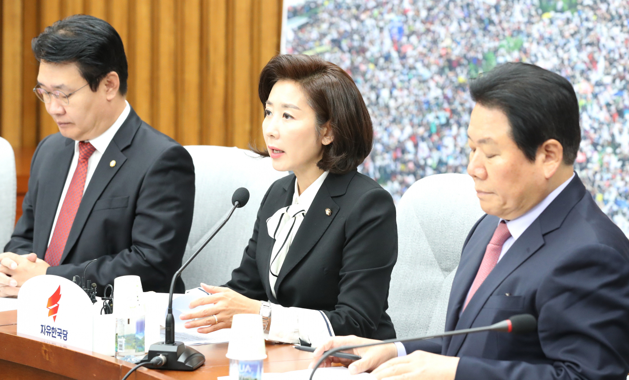 나경원 자유한국당 원내대표(가운데)가 25일 오전 국회에서 열린 원내대책회의에서 발언하고 있다. [연합]