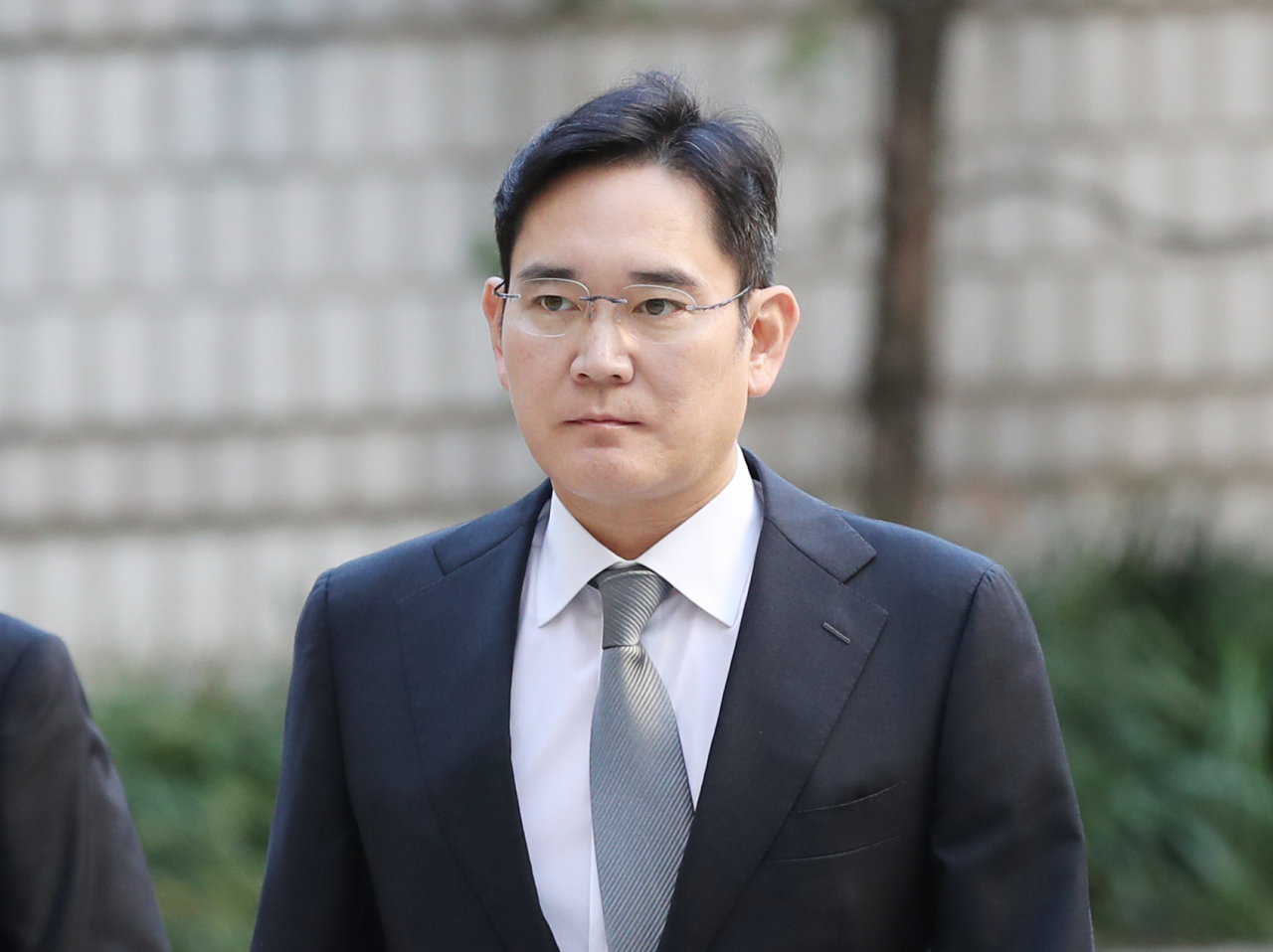 이재용 삼성전자 부회장이 25일 오전 서울 서초구 서울고등법원에서 열린 파기환송심 첫 공판에 출석하며 법정으로 향하고 있다. [연합]