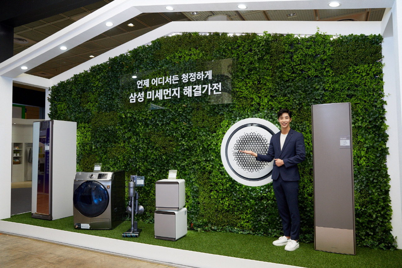 삼성전자가 25일부터 27일까지 서울 코엑스(COEX)에서 열리는‘에어페어2019(Air Fair 2019)’에 참가해 미세먼지 해결가전을 선보였다. 삼성전자 모델이 삼성 미세먼지 해결가전 라인업을 소개하고 있다. [삼성전자 제공]