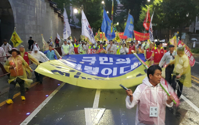 태풍 ‘링링’이 지난달 7일 서울과 수도권을 강타한 가운데 서울 광화문 광장에서 ‘3기 신도시 반대 집회’가 열렸다. [운정신도시연합회]