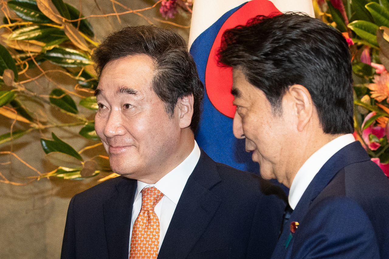 이낙연 국무총리가 24일 오전 일본 도쿄(東京) 총리관저에서 아베 신조(安倍晋三) 총리와 함께 면담장으로 이동하고 있다. [연합]