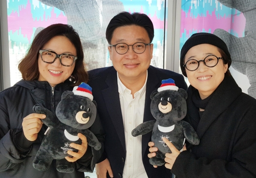 ‘독도의 날’ 의미를 알리는 SNS(사회관계망서비스) 캠페인에 나선 개그우먼 김숙 씨, 서경덕 성신여대 교양학부 교수, 개그우먼 송은이 씨(왼쪽부터). [연합]
