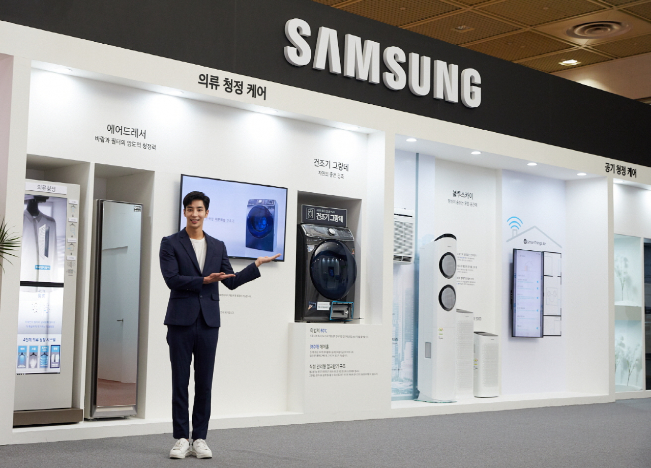 삼성전자 모델이 삼성전자의 의류청정 기술을 소개하고 있다.[삼성전자 제공]