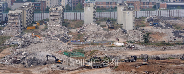 서울 강동구 둔촌주공이 이달 말 철거가 완료될 예정인 가운데 철거공사가 한창이다. 민간택지 분양가 상한제 유예로 이 단지가 수혜를 볼 것으로 예상되면서 수요가 늘어나고 있다. [헤럴드경제DB]