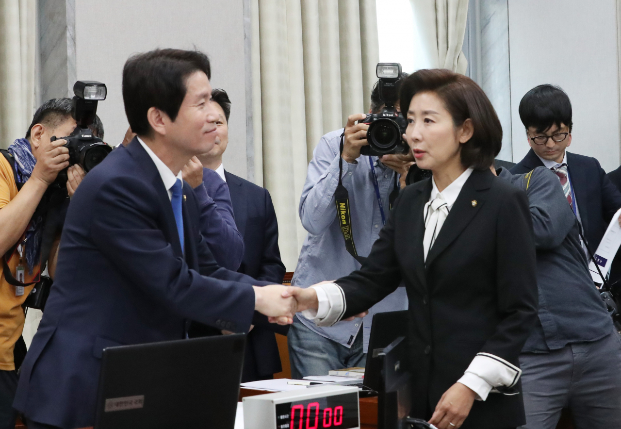 더불어민주당 이인영 원내대표(왼쪽)와 자유한국당 나경원 원내대표가 25일 국회에서 열린 운영위 국감에서 인사하고 있다. 연합뉴스