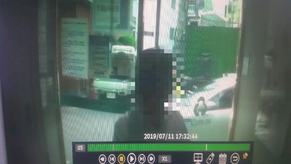 보이스피싱 현금인출책 A(38) 씨가 지난 7월 11일 서울 영등포구의 한 건물 현금인출기에서 보이스피싱 피해자가 입금한 돈을 빼내는 모습. [헤럴드경제DB]