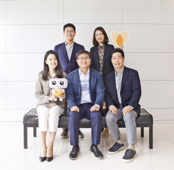 현대해상 사회공헌부 직원들. 앞줄 왼쪽부터 장해별 대리, 유영철 사회공헌부장, 오진원 차장. 뒷줄 왼쪽부터 이준규 차장, 김경숙 차장. [현대해상 제공]