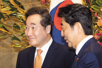 이낙연 국무총리가 24일 오전 일본 도쿄(東京) 총리관저에서 아베 신조(安倍晋三) 총리와 함께 면담장으로 이동하고 있다. [연합]