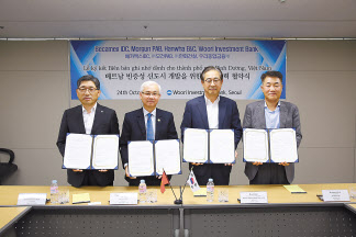 24일 서울 중구 우리금융남산타워에서 열린 베트남 빈증신도시 개발사업을 위한 상호협력 양해각서 체결식을 에서 김효진 한화건설 부사장(오른쪽 두번째) 등이 기념사진을 촬영하고 있다. [한화건설 제공]