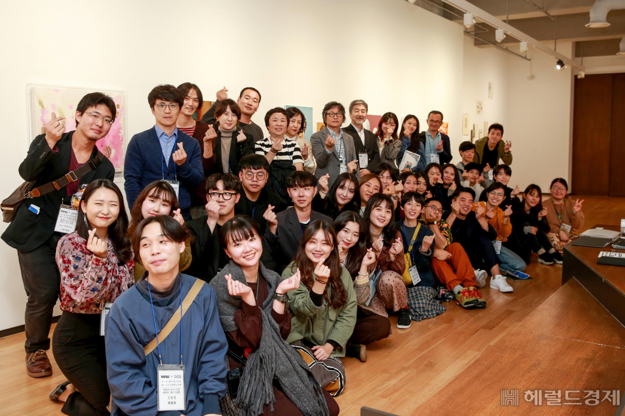 지난 23일 열린 ‘2019 한·일 대학 국제교류전’ 개막식에서 양 대학 교수와 학생들이 기념촬영을 하고 있다.[대구가톨릭대 제공]