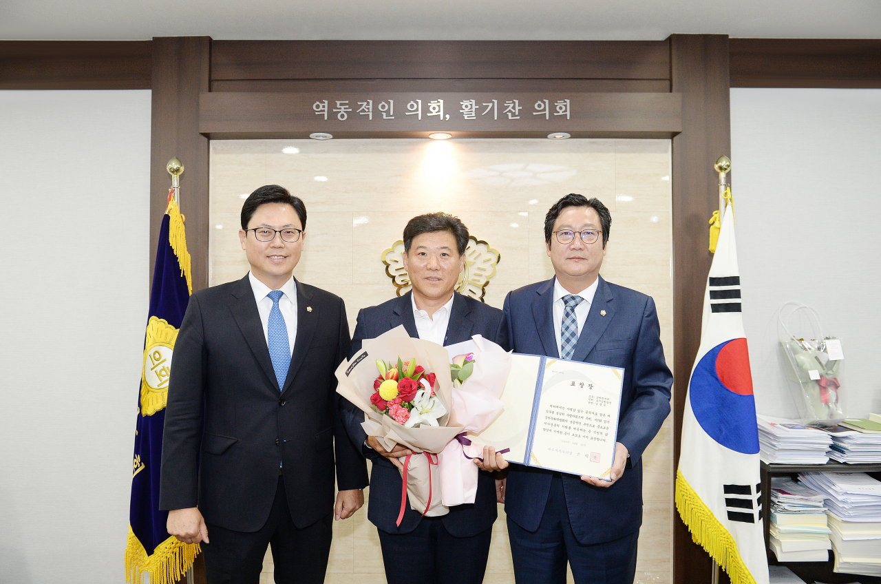 (왼쪽부터)이용욱 의원, 남명우 팀장, 손배찬 의장. [파주시의회]