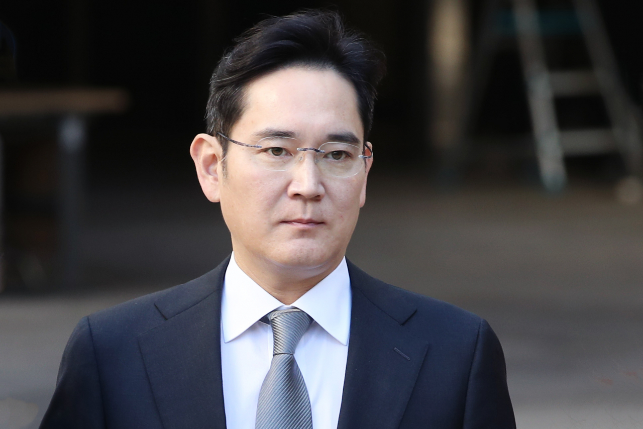 이재용 삼성전자 부회장이 25일 오전 서울 서초구 서울고등법원에서 열린 파기환송심 첫 공판을 마친 후 법정을 나서고 있다[연합]