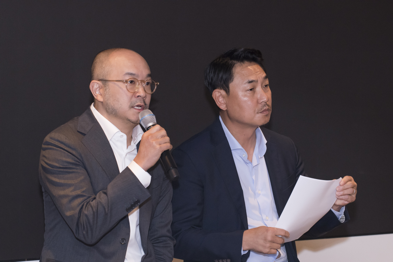 25일 판교 카카오 오피스 스위치온에서 열린 기자간담회에서 조수용(왼쪽)·여민수 카카오 공동대표가 뉴스 및 검색서비스 개편사항을 설명하고 있다. [카카오 제공]