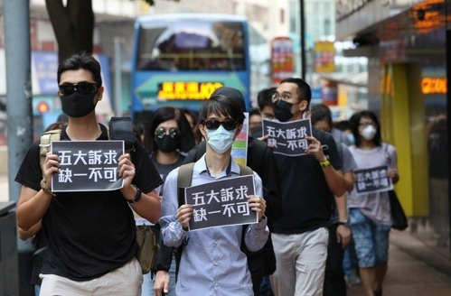 걸어서 출근하며 구호를 외치는 새로운 형태의 시위에 나선 홍콩 시위대. [SCMP 캡처]