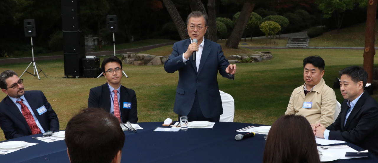 문재인 대통령이 25일 오후 청와대 녹지원에서 열린 출입기자단 초청 간담회에서 인사말을 하고 있다. 연합뉴스