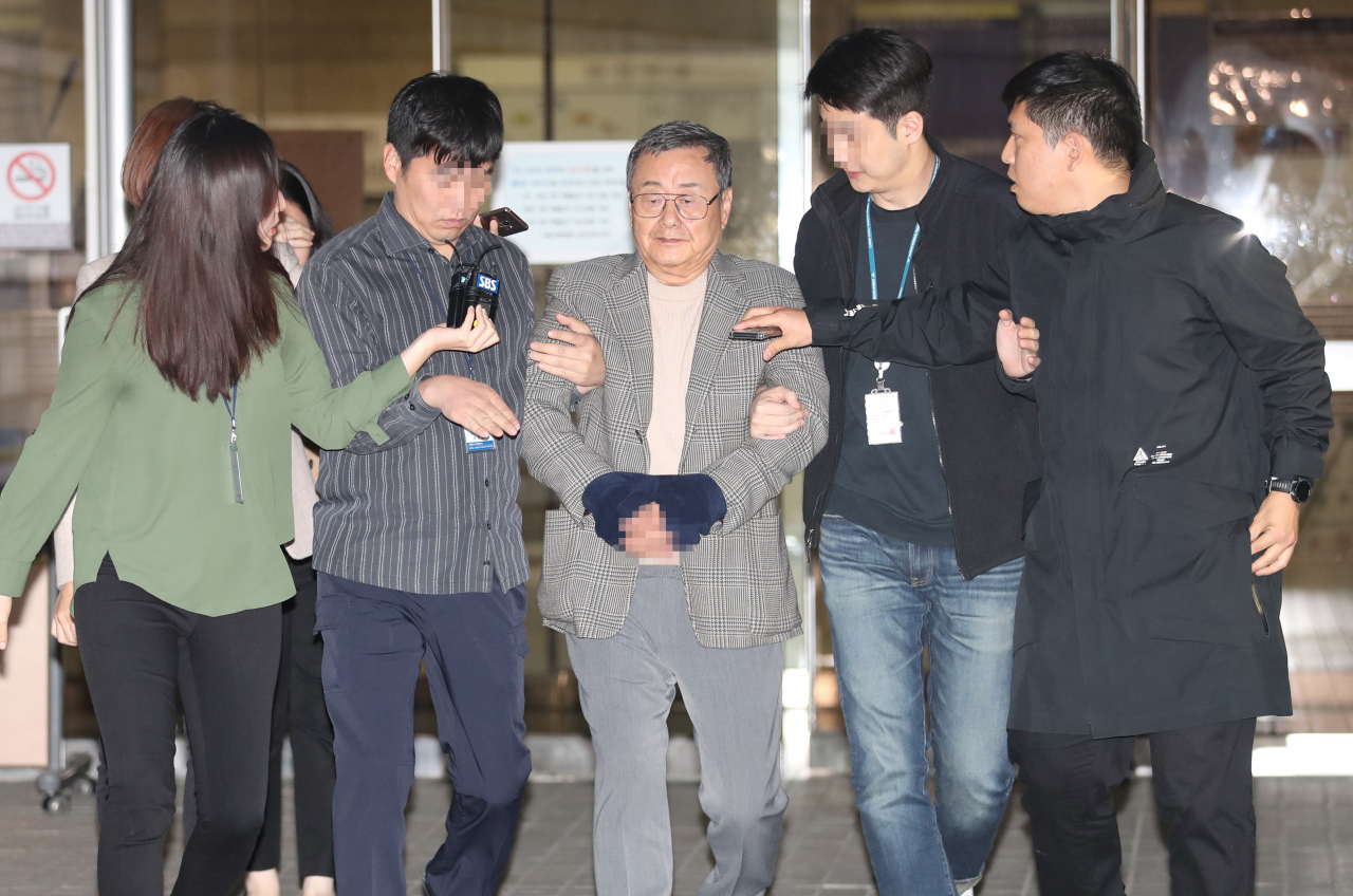 가사도우미를 성폭행하고 비서를 성추행한 혐의를 받는 김준기 전 DB그룹(옛 동부그룹) 회장이 25일 오후 서울 서초구 서울중앙지법에서 구속 전 피의자심문(영장실질심사)을 마치고 법원을 빠져나오고 있다. 연합뉴스
