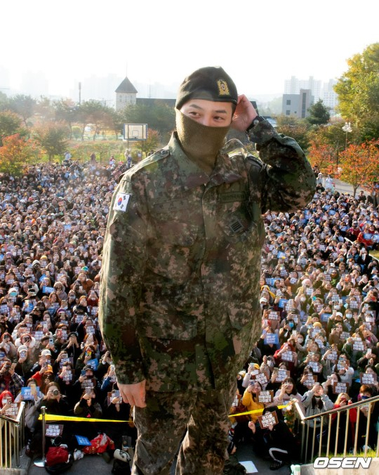 지드래곤이 팬들 앞에 경례 하며 전역 신고를 하기 직전 머리를 긁적이며 멋적은 표정을 하고 있다 [OSEN]