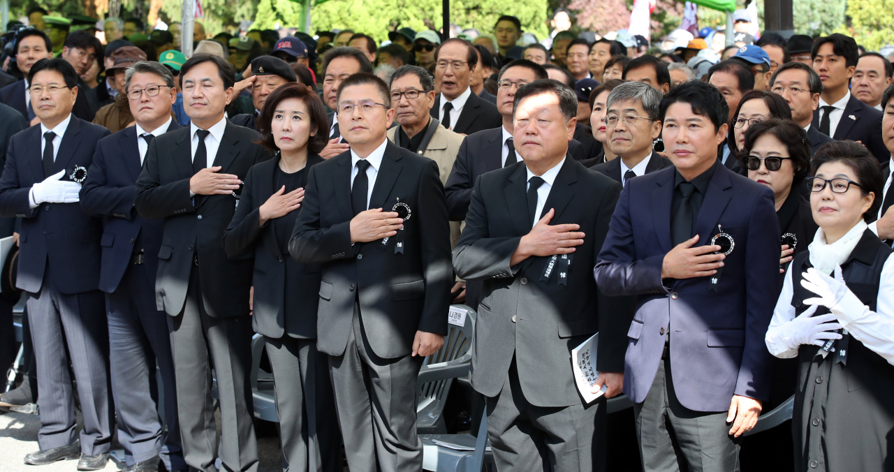 자유한국당 황교안 대표와 나경원 원내대표 등이 26일 서울 동작구 국립서울현충원에서 열린 박정희 전 대통령 40주기 추도식에서 국기에 경례하고 있다. 연합뉴스