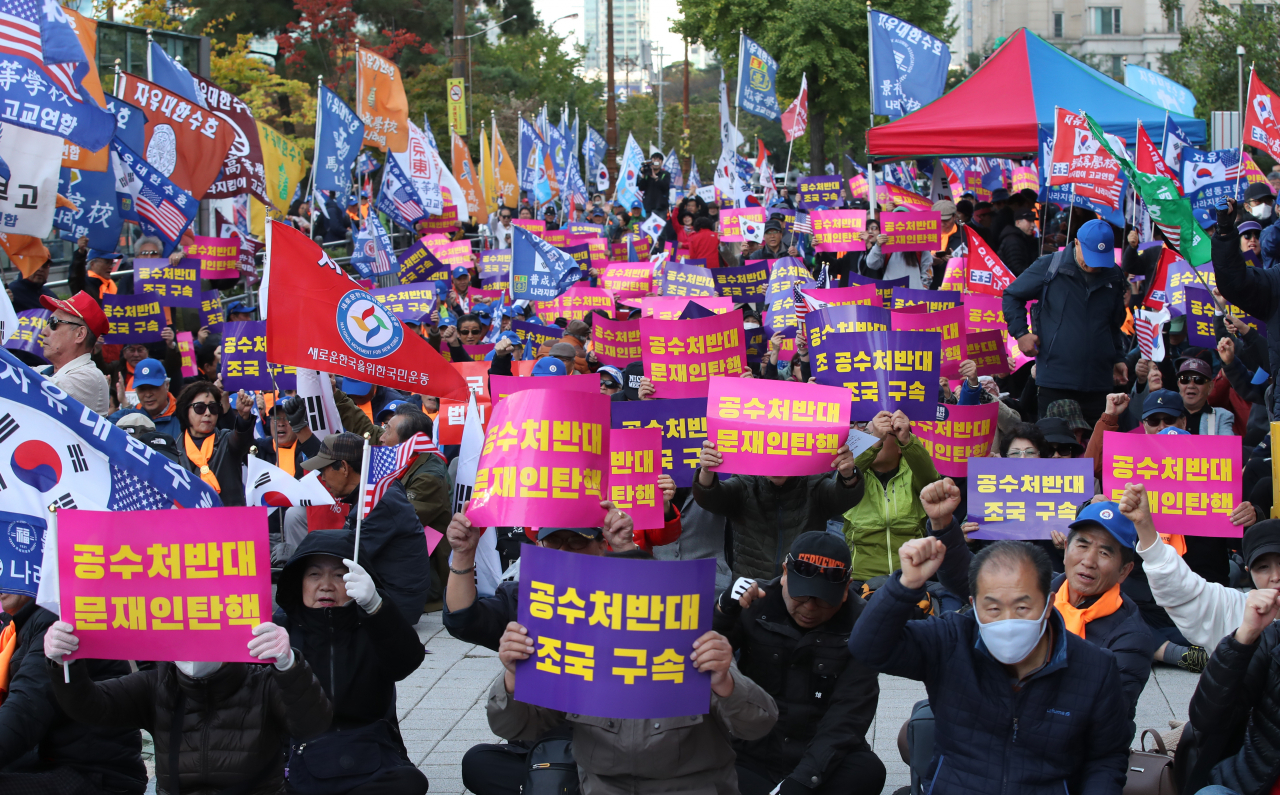 자유연대, 조국구속문재인퇴진국민행동 등 단체 회원들이 26일 오후 국회 앞에서 고위 공직자 비리 수사처(공수처) 설치 반대와 조국 전 법무부 장관의 구속 등을 촉구하는 집회를 하고 있다. [연합]