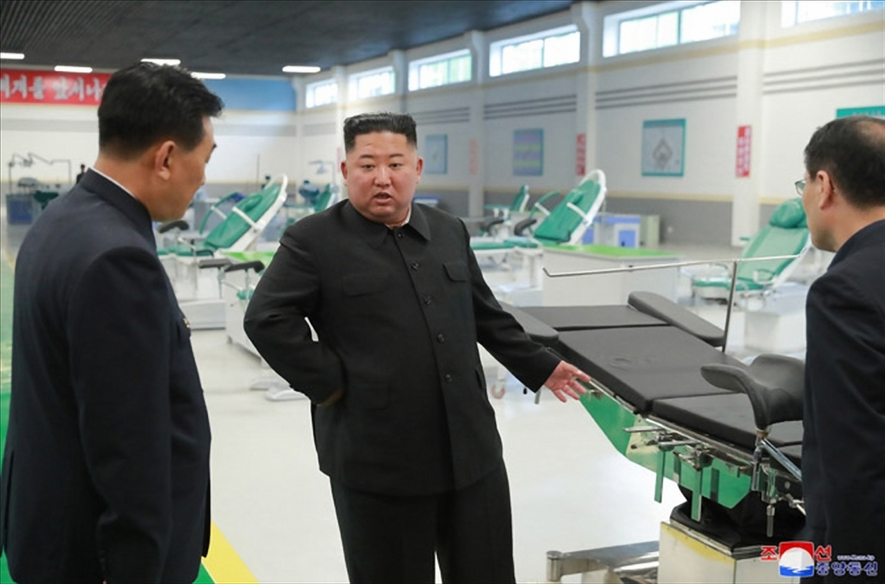 김정은 북한 국무위원장이 현대화 공사가 진행중인 묘향산의료기구공장을 시찰했다고 조선중앙통신이 27일 보도했다. [연합]