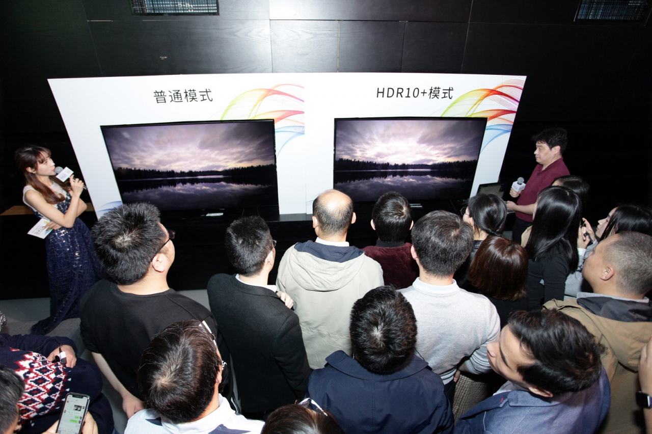 삼성전자가 24일(현지시간) 중국 베이징에서 HDR10+ 세미나를 개최하고 여러 중국 업체들과 함께 HDR10+ 기술 확산에 나선다. ‘보통 방식’과 ‘HDR10+ 방식’ 화질을 비교시연 하고 있다.[삼성전자 제공]