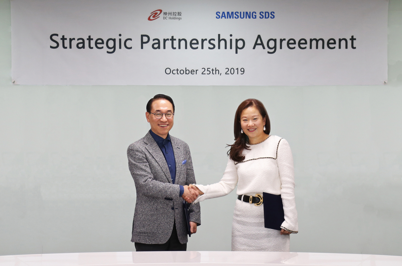 〈사진〉삼성SDS 홍원표 대표이사 사장(왼쪽)과 디지털차이나홀딩스 Maria Kwok COO 사업운영총괄(오른쪽)이 25일 삼성SDS 잠실캠퍼스에서 IT서비스 사업협력 양해각서를 체결하고 기념촬영을 하고 있다. [삼성SDS 제공]
