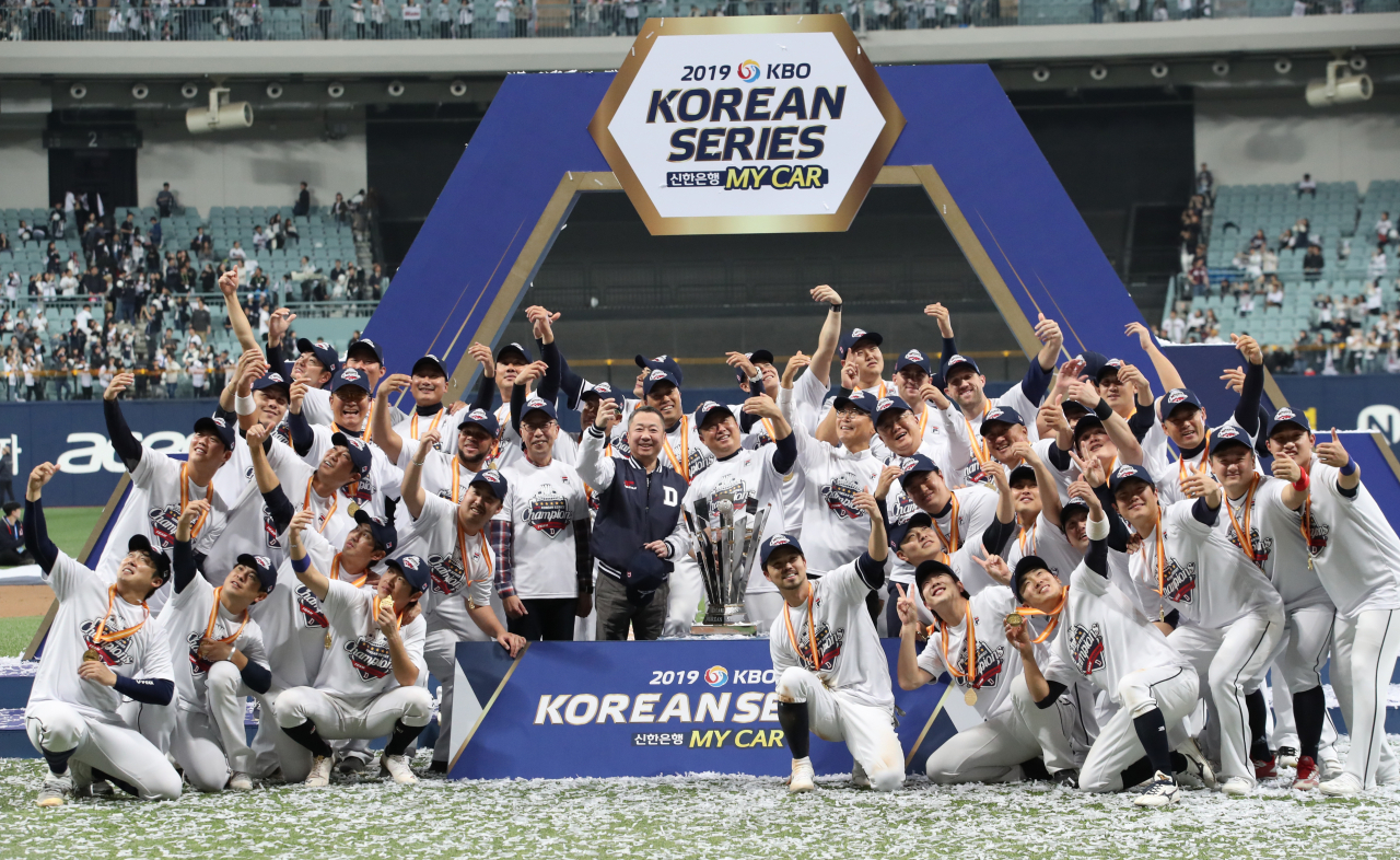26일 오후 서울 구로구 고척스카이돔에서 열린 2019 프로야구 한국시리즈 4차전 키움 히어로즈와의 경기에서 승리하고 우승을 차지한 두산 베어스 선수들과 코칭스태프들이 포즈를 취하고 있다. [연합]