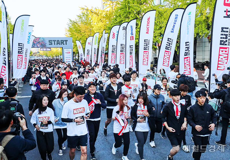 27일 서울 여의도공원 문화의마당에서 열린 '마블런 2019' 행사에 참가들이 스타트지점에서 출발하고 있다. 마블런은 2016년 아시아 최초로 한국에서 개최된 이후, 온 가족이 함께 마블 컨텐츠로 가득한 러닝 코스를 달리고 각종 이벤트를 즐기는 이색 행사로 자리매김 했다. 박해묵 기자/mook@heraldcorp.com
