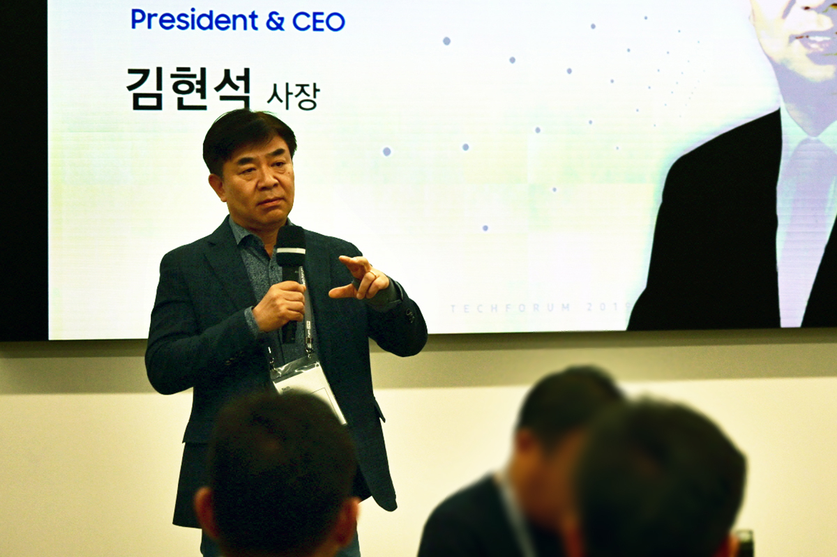 삼성전자는 25일(현지시간) 미국 실리콘밸리에서 ‘삼성 테크 포럼 2019’를 개최했다. IT 개발자, 디자이너 등 100여명 등이 참석한 가운데 진행된 ‘삼성 테크 포럼 2019’에서 삼성전자 김현석 사장이 환영사를 하고 있다.[삼성전자 제공]
