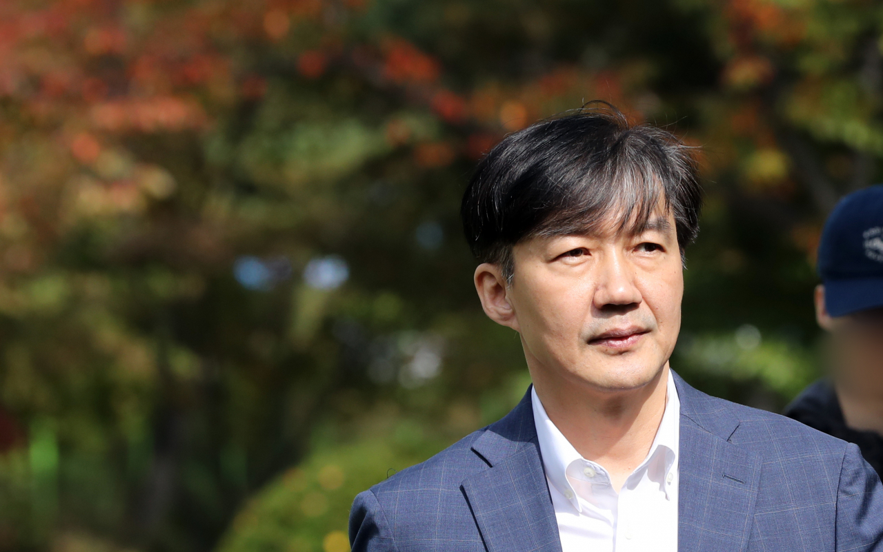 조국 전 법무부 장관이 24일 부인인 정경심 교수의 접견을 마치고 의왕시 서울구치소를 나서고 있다. [연합]