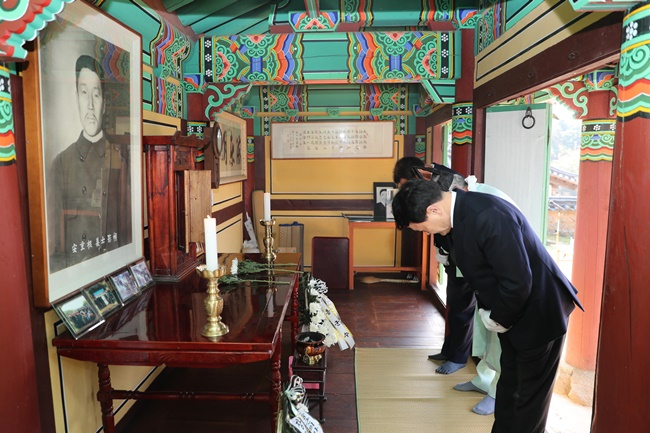 정종순 장흥군수가 26일 안중근 의사 위패와 영정이 모셔져 있는 해동사에서 참배하고 있다. [장흥군]