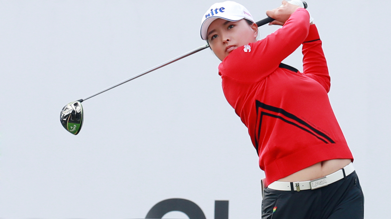 세계랭킹 1위 고진영이 25일 오전 부산 기장군 'LPGA 인터내셔널 부산'에서 열린 LPGA BMW 챔피언십 대회 2라운드에서 1번홀 티샷을 날리고 있다. [연합]