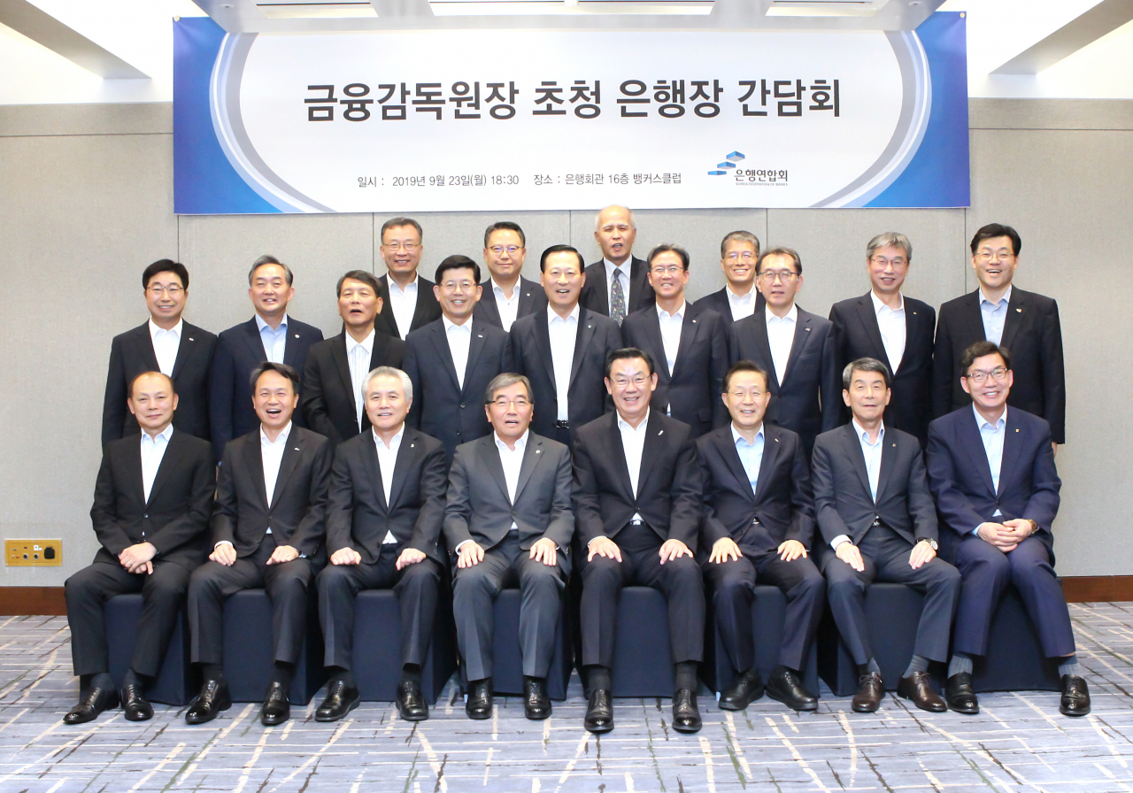 23일 오후 서울 중구 명동 은행회관에서 은행연합회 주최로 열린 윤석헌 금융감독원장 초청 은행장 간담회에서 참석자들이 기념촬영을 하고 있다. 앞줄 왼쪽부터 임용택 전북은행장, 진옥동 신한은행장, 박종복 SC제일은행장, 윤석헌 금융감독원장, 김태영 은행연합회장, 윤대희 신용보증기금 이사장, 이동걸 산업은행 회장, 이대훈 농협은행장. 둘째줄 왼쪽부터 황윤철 경남은행장, 신현준 신용정보원장, 손상호 금융연구원장, 빈대인 부산은행장, 김도진 기업은행장, 이동빈 수협은행장, 박진회 씨티은행장, 허인 국민은행장, 최재영 국제금융센터 원장. 셋째줄 왼쪽부터 심성훈 케이뱅크은행장, 송종욱 광주은행장, 이용우 한국카카오은행 대표, 강승중 수출입은행 수석부행장. 연합뉴스