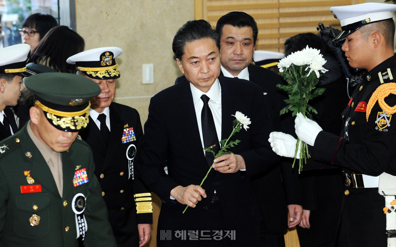 지난 2010년 11월25일 오전 경기 성남 율동 국군수도병원에 마련된 연평도 전투 전사자 장례식장을 찾아 조문하는 하토야마 전 일본 총리.