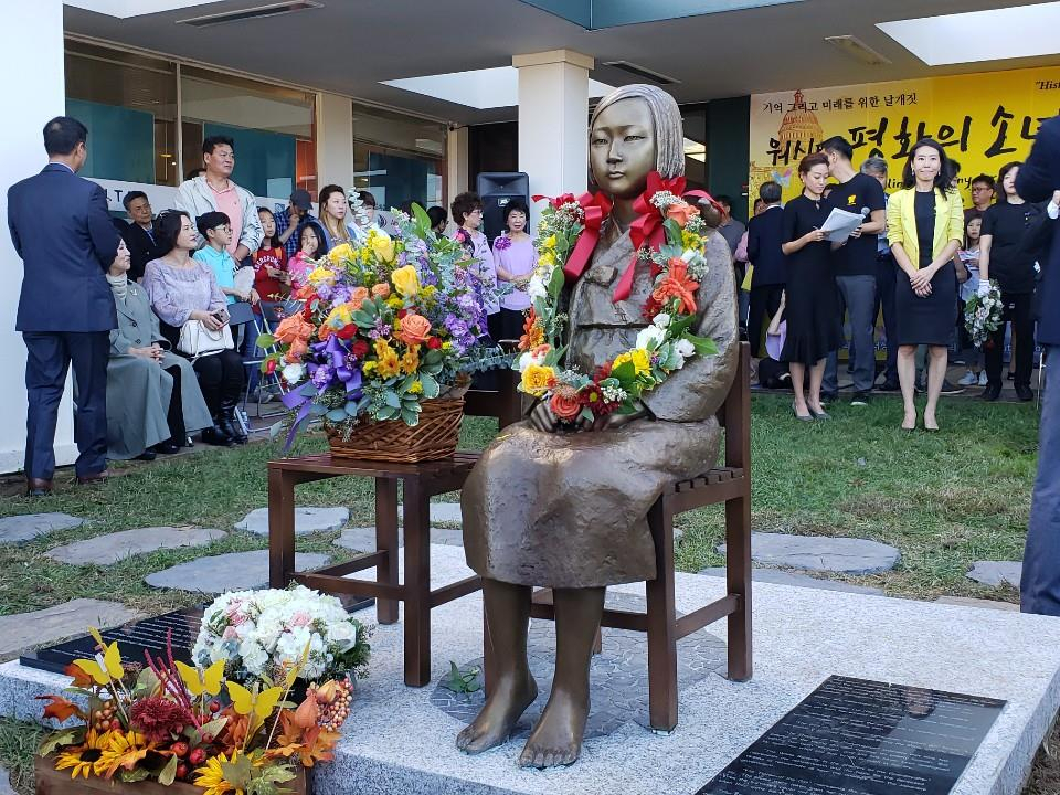 지난 2016년 11월 미국 워싱턴DC에 도착했지만, 보금자리를 찾지 못해 창고에 보관돼왔던 '평화의 소녀상'이 3년 만에 워싱턴 인근 버지니아주의 한인타운으로 불리는 애넌데일의 한 건물 앞뜰에서 소녀상 제막식을 가졌다. [연합]