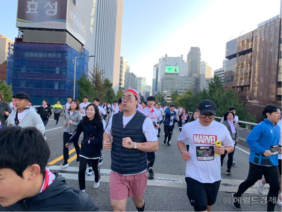 서울광장을 출발한 마블런 참가자들이 첫번째 오르막 코스인 서소문고가를 달리고 있다.[사진=박상현 기자]