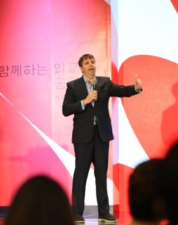 Former top US diplomat highlights pet’s role in two-way public diplomacy